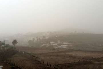 Una densa calima cubre el cielo de Telde (Foto Jesús Ruiz, TA y Antonio Rico)